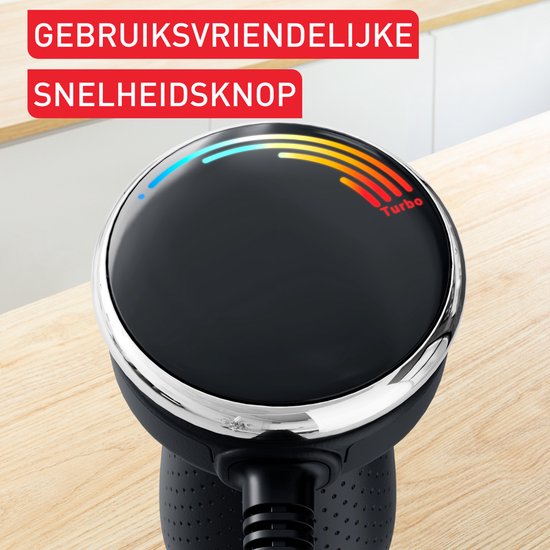 Close-up van de zwarte bovenkant van de Tefal staafmixer met een gekleurd LED-display. Tekst: GEBRUIKSVRIENDELIJKE SNELHEIDSKNOP.