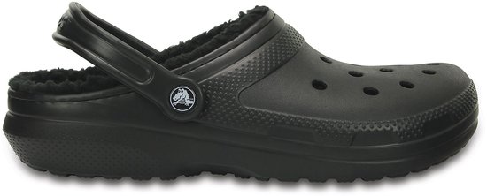 Zwarte Crocs met imitatiebont voering, van de zijkant gezien.