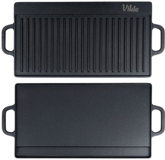 Zwarte gietijzeren grillplaat met ribbels boven en plat onder, beide met handvatten.