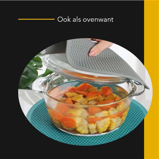 Grijze pannenonderzetter in gebruik als ovenwant om een hete glazen schaal vast te pakken.