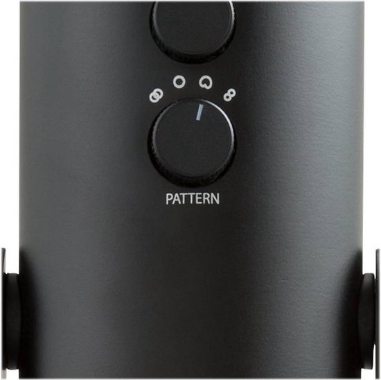 Gros plan sur le bouton 'Pattern' d'un microphone Yeti noir, avec les réglages 0, 4 et 8 visibles.