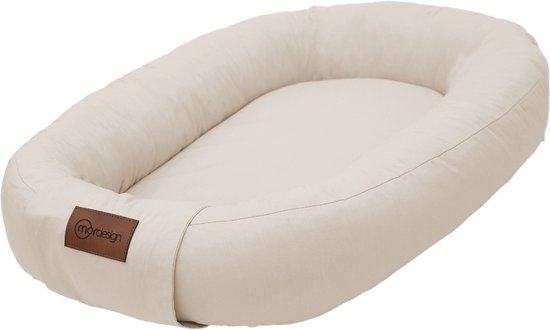 Zandkleurig babynestje met bruin logo van MorDesign.
