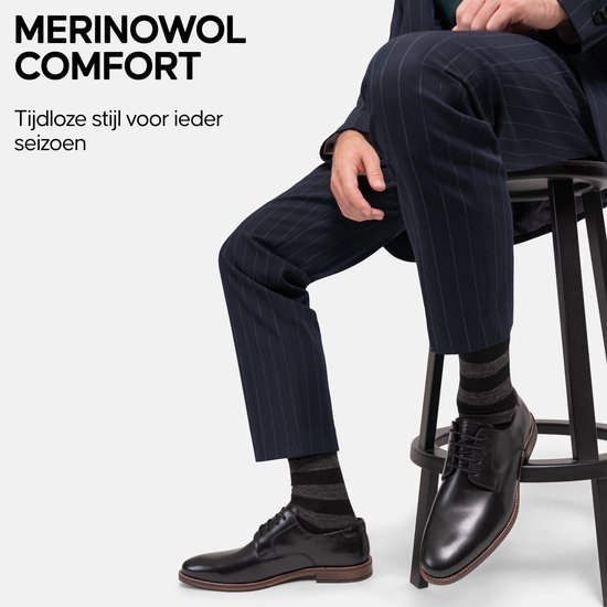Grijze sokken met zwarte strepen, gedragen door een man in een pak.
