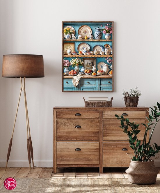 Een houten dressoir met een ingelijst kunstwerk van een keukenkast met servies. Een staande lamp staat ernaast.