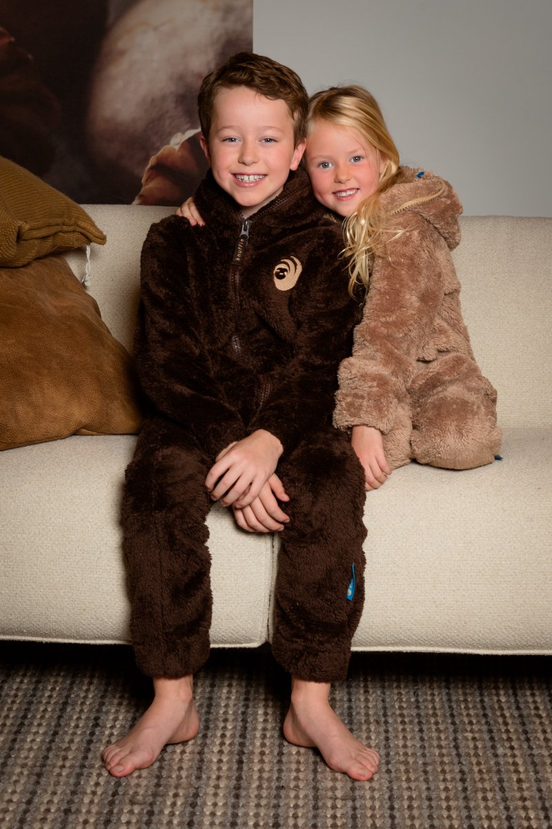 Kids Knuffle Fleece Onesie® | Warme onesie huispak jumpsuit voor jongens & meisjes | Superzacht & comfortabel | Premium kwaliteit | Duurzaam & CO₂-neutraal geproduceerd in Portugal | Beige maat 146-152