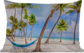 Buitenkussens - Tuin - Hangmat tussen palmbomen op het strand bij de Dominicaanse Republiek - 60x40 cm