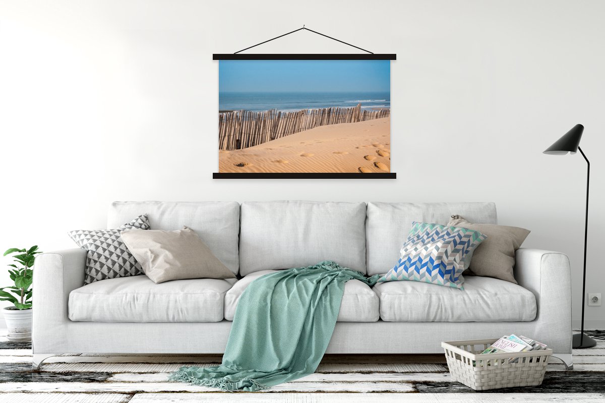 Posterhanger incl. Poster 150x100 cm - Schoolplaat - Strand - Zee - Palen - Textielposter 