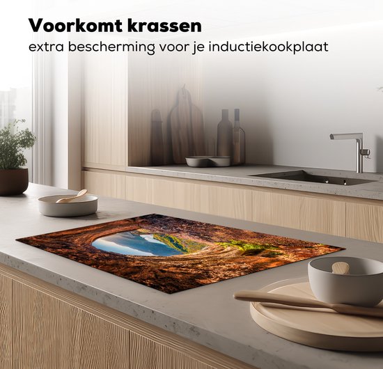 KitchenYeah® Inductie beschermer 78x52 cm - Grot - Berg - Landschap - Natuur - Kookplaataccessoires - Afdekplaat voor kookplaat - Inductiebeschermer - Inductiemat - Inductieplaat mat