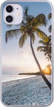 Geschikt voor iPhone 11 hoesje - Strand - Zonsondergang - Palmboom - Siliconen Telefoonhoesje