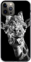Geschikt voor iPhone 13 Pro hoesje - Giraffe tegen zwarte achtergrond in zwart-wit - Siliconen Telefoonhoesje