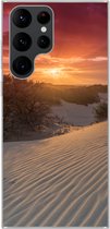 Geschikt voor Samsung Galaxy S22 Ultra hoesje - Zonsondergang bij het Nederlandse strand - Siliconen Telefoonhoesje