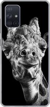 Geschikt voor Samsung Galaxy A51 hoesje - Giraffe tegen zwarte achtergrond in zwart-wit - Siliconen Telefoonhoesje