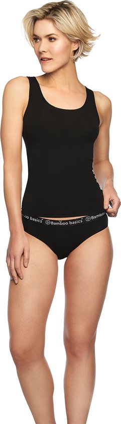 Model in een zwart dameshemdje en zwart broekje met Bamboo Basics logo.