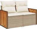 Tweepersoons bank van lichtbruin poly rotan met houten armleuningen en beige kussens.