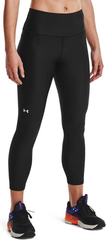 Dames zwarte legging tot op de enkel, gezien vanaf de voorkant. De legging heeft een hoge taille en een Under Armour logo op het been.