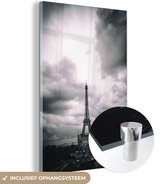 MuchoWow® Glasschilderij 40x60 cm - Schilderij acrylglas - Eiffeltoren onder woeste wolken - Foto op glas - Schilderijen