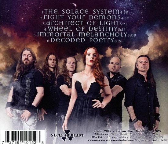 De band Epica staat op de achterkant van de albumhoes, met de zangeres in het midden.