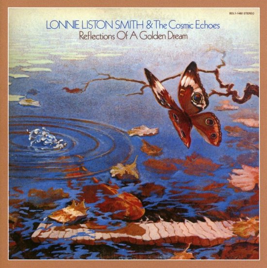 Albumhoes met een vlinder die over water vliegt, met bladeren en een tak. Titel: 'Reflections Of A Golden Dream'.