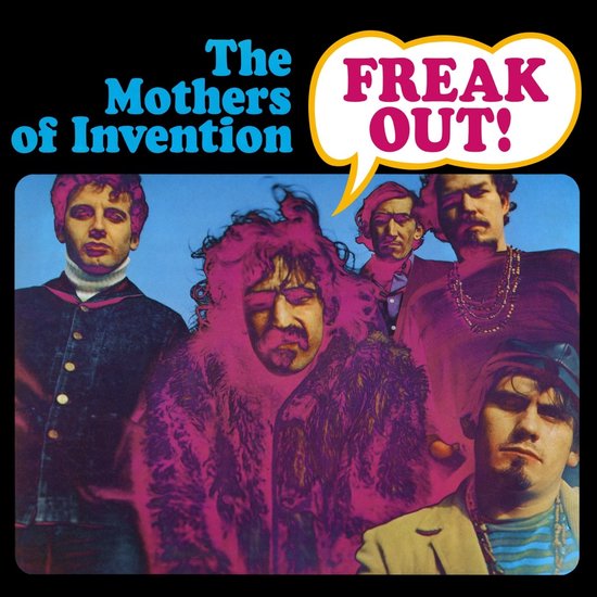 Photo de groupe de The Mothers of Invention avec le texte 'The FREAK OUT!'