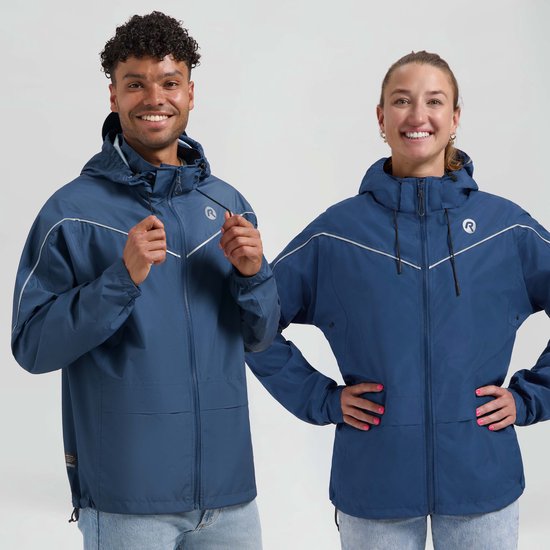 Homme et femme portant une veste de pluie bleue avec capuche et bandes réfléchissantes. La veste présente un logo R sur la poitrine.