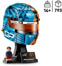 LEGO McLaren F1 helm met blauw-oranje patroon, oranje vizier en Lego-figuurtje.