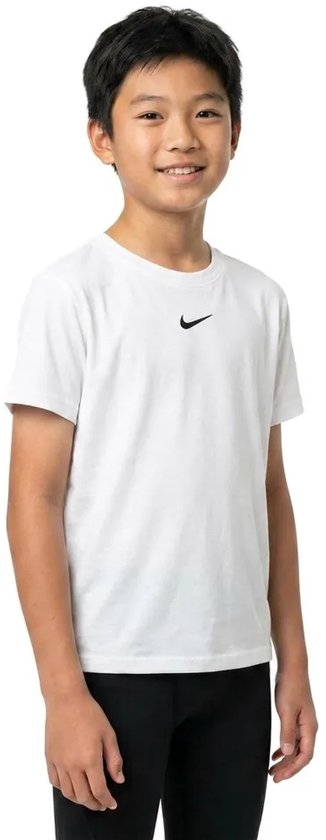Jongen met kort zwart haar, lachend, in een wit T-shirt met korte mouwen en een zwart Nike logo op de borst.