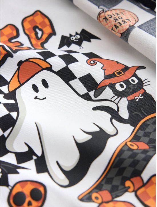Close-up van het Halloween-overhemd met een zwart katje met heksenhoed en een spook op een skateboard.