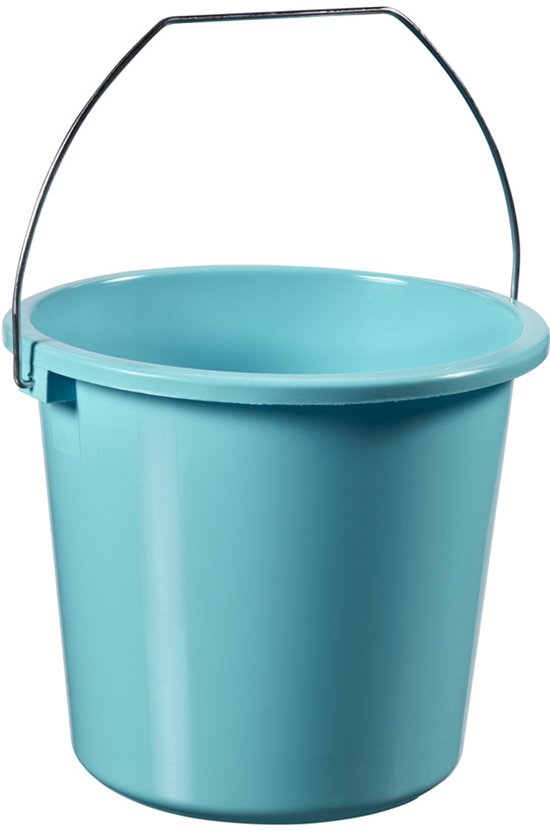 Lichtblauwe kunststof emmer met metalen handvat, de handvat is naar voren gebogen.