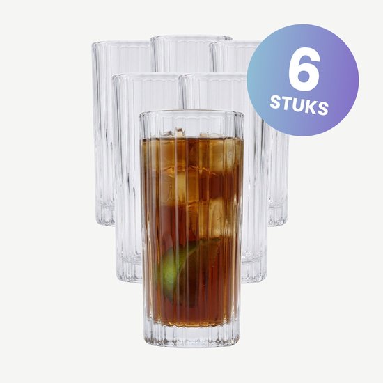 Set de 6 verres côtelés verticalement, remplis d'une boisson et de glaçons.