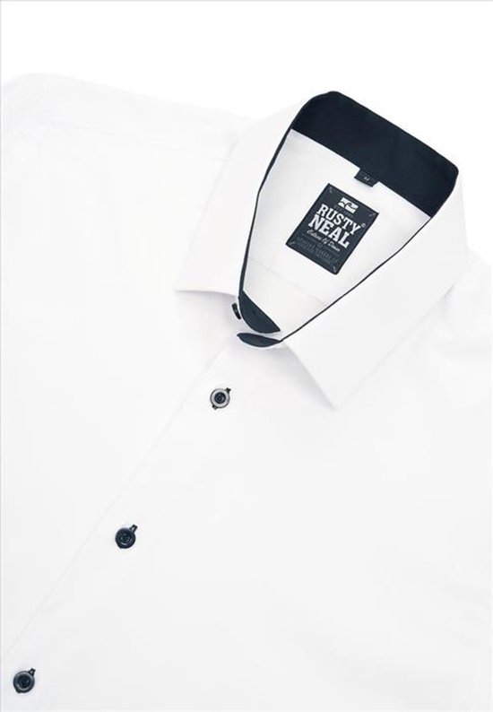 Detail van de kraag en knopen van een wit overhemd met zwart label
