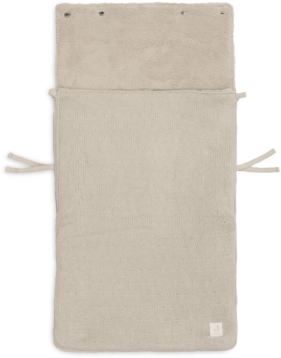 Lichtbeige, gebreide voetenzak met een zachte teddy voering. Verder is deze voetenzak geschikt voor een 3/5 punts gordel.
