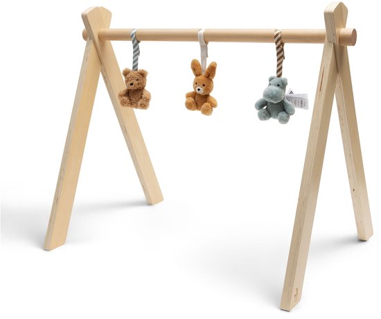 Houten babygym met drie bungelende pluche diertjes: beer, konijn en nijlpaard.