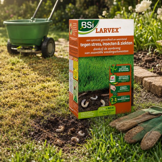 BSI Larvex gazonmeststof in oranje verpakking met tekst en afbeeldingen van onkruid, insectenlarven en een groene strooier in een tuin.