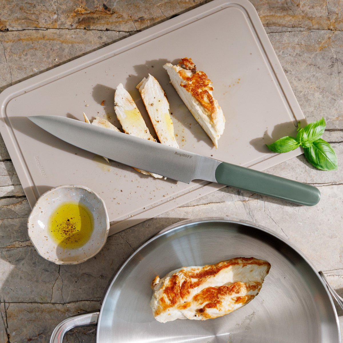 BergHOFF Home Elements Messenset 9-delig – Messenblok Khaki met 5 Messen (Koksmes, Vleesmes, Santoku, Kartel- & Schilmes) & 3 Magnetische Kleurgecodeerde Snijplanken – PFAS-vrij & Vaatwasbestend