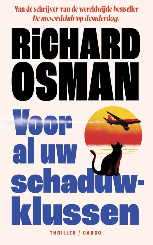 Boekomslag met zwarte kat, vliegtuig en de tekst "Richard Osman Voor al uw schaduwklussen"