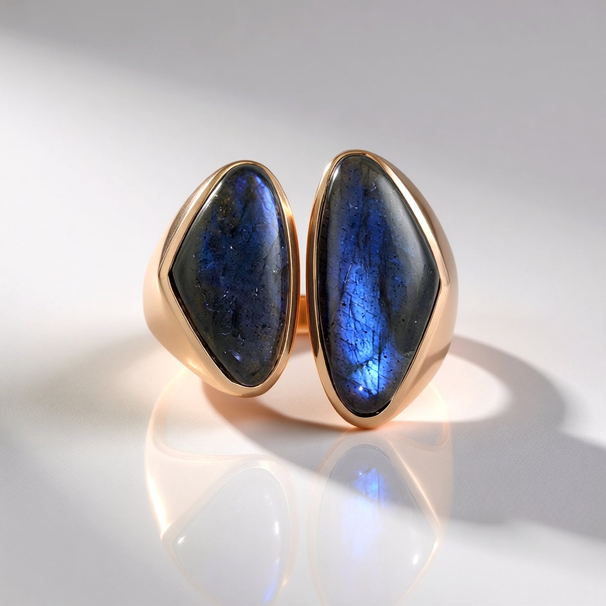 Cavill - Ring 925 Sterling Zilver - Roségoud Verguld - 12,6 ct Blauwe Labradoriet Cabochon - Elegante Bezelzetting Edelsteen Ring