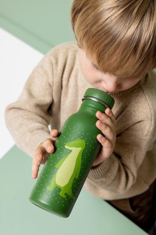 Groene drinkfles met witte stippen en een lichtgroene krokodil. Een jongen drinkt eruit.
