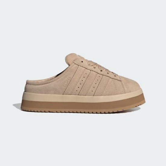 Beige suède adidas Campus muil met dikke plateauzool en kenmerkende drie strepen.