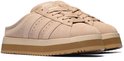 Paar beige suède adidas Campus muilen met dikke plateauzolen.