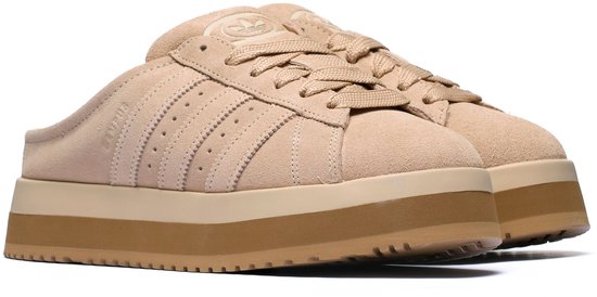 Paar beige suède adidas Campus muilen met dikke plateauzolen.