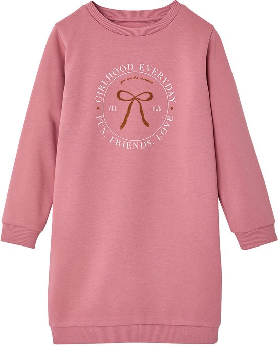 Roze sweaterjurk met lange mouwen, ronde hals en cirkelvormige print met strik, 'GIRLHOOD EVERYDAY' en 'FUN, FRIENDS, LOVE'.