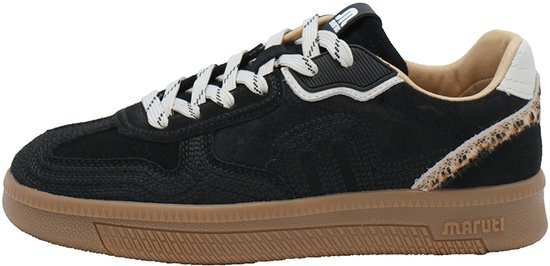 Zwarte sneaker met beige veters en luipaardprint accent op de hak. Bruine zool met "Maruti" logo.