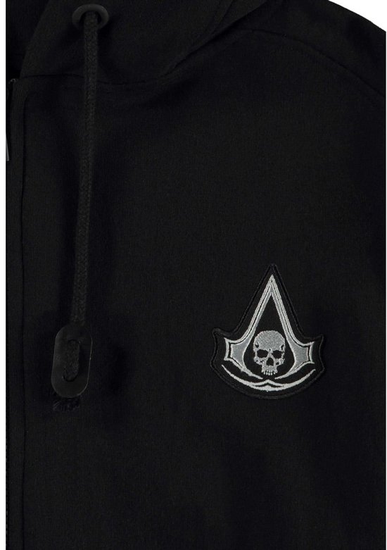 Detail van een geborduurd Assassin's Creed logo met schedel op de borst van een zwarte hoodie.