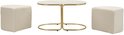 Ovale salontafel met marmerlook blad en gouden frame, met twee crèmekleurige, gewatteerde poefs aan weerszijden.