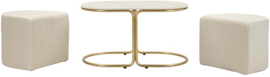 Ovale salontafel met marmerlook blad en gouden frame, met twee crèmekleurige, gewatteerde poefs aan weerszijden.