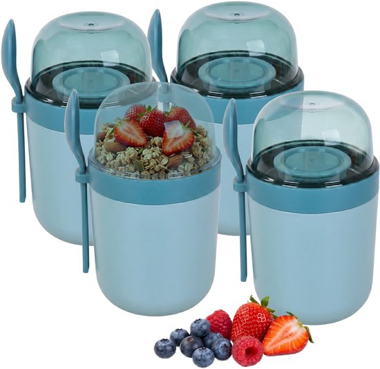 Vier lichtblauwe yoghurtbekers met lepel en gevuld met granola en fruit.