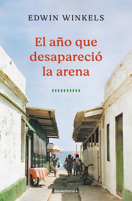 Boek kaft met de titel "El año que desapareció la arena" en de auteur "EDWIN WINKELS". Een foto van een straatje met witte muren, winkeltjes en parasols.