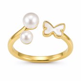 Gouden ring met twee parels en een witte vlinder in schelp, op witte achtergrond.