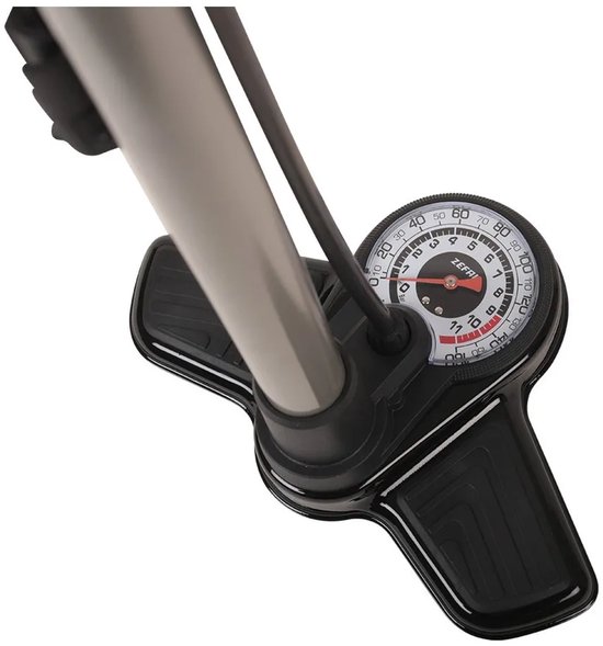 Close-up van de manometer en voet van een zilveren fietspomp.