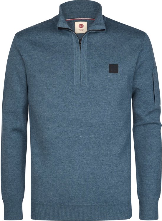 Blauwe gebreide trui met halve rits, opgestikte zak op de linkermouw en logo.